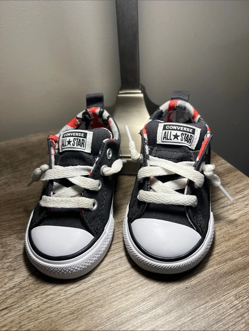 Converse Kids Black Low-Top Sneakers with Red Trim ——(stock 01)